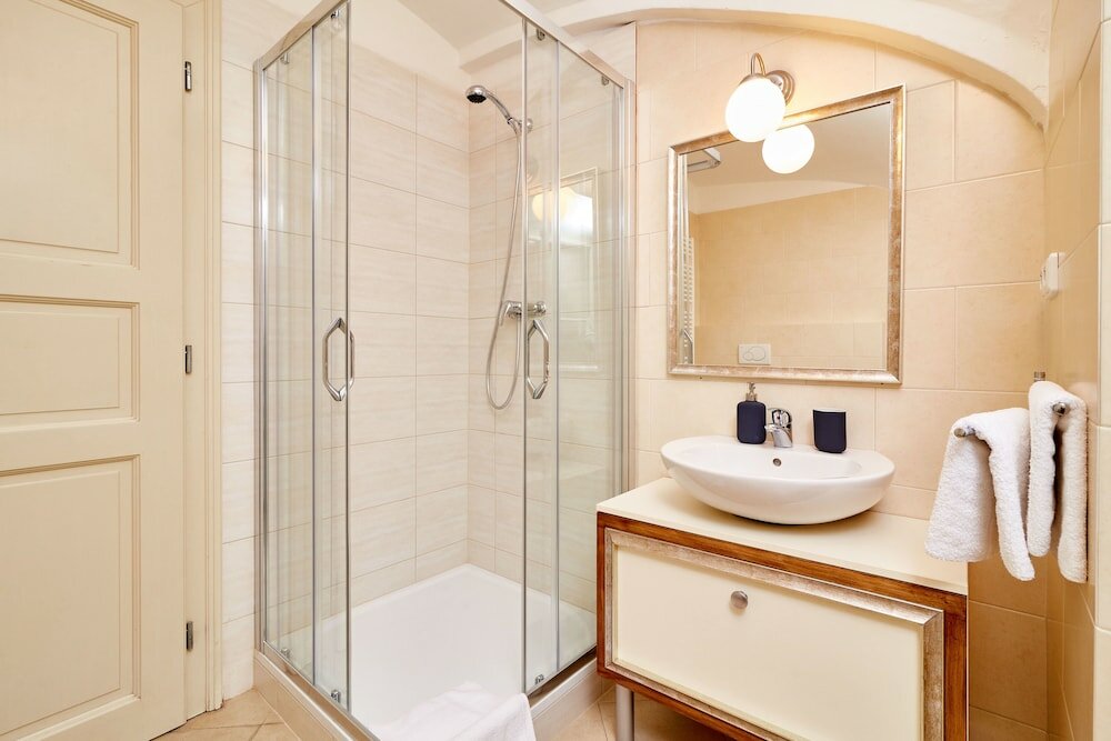 Фото Three Golden Crowns Apartments