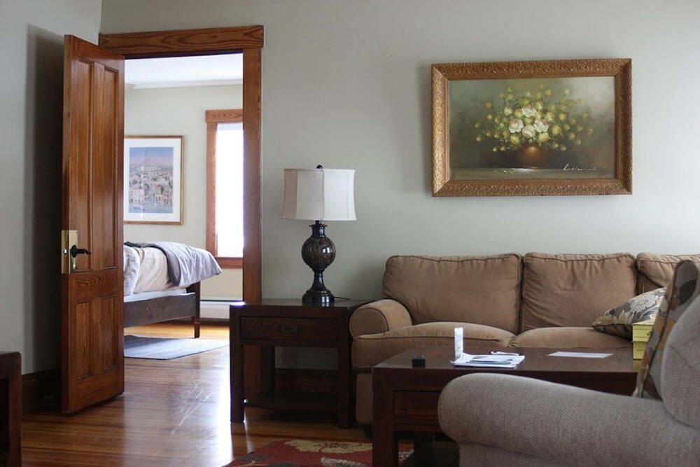 Фото The White House Inn