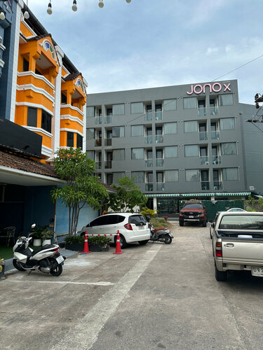Внешний вид отеля JonoX Phuket Karon Hotel  в Кароне, фото 1