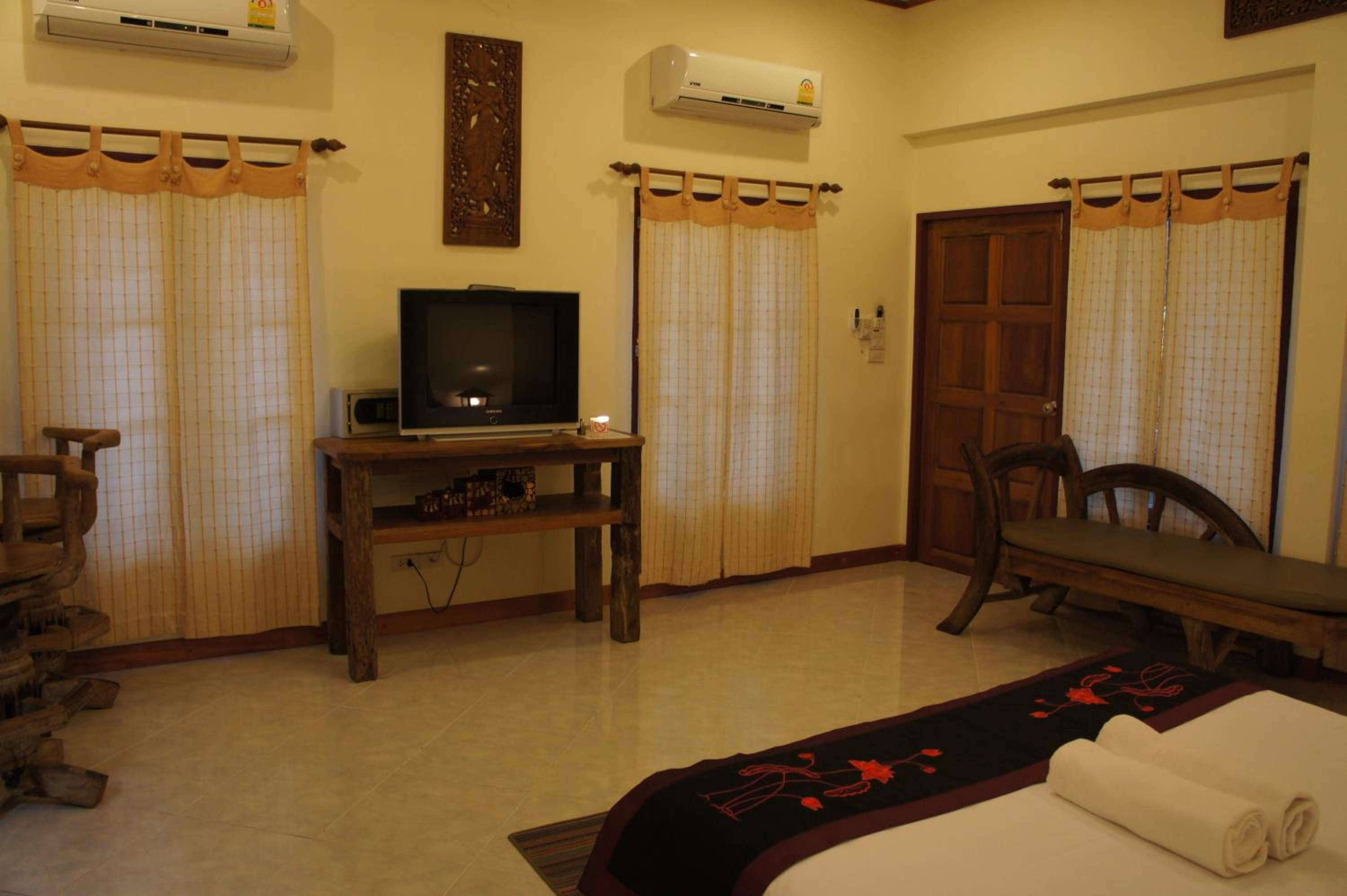 Фото Palm Village Phuket Hotel