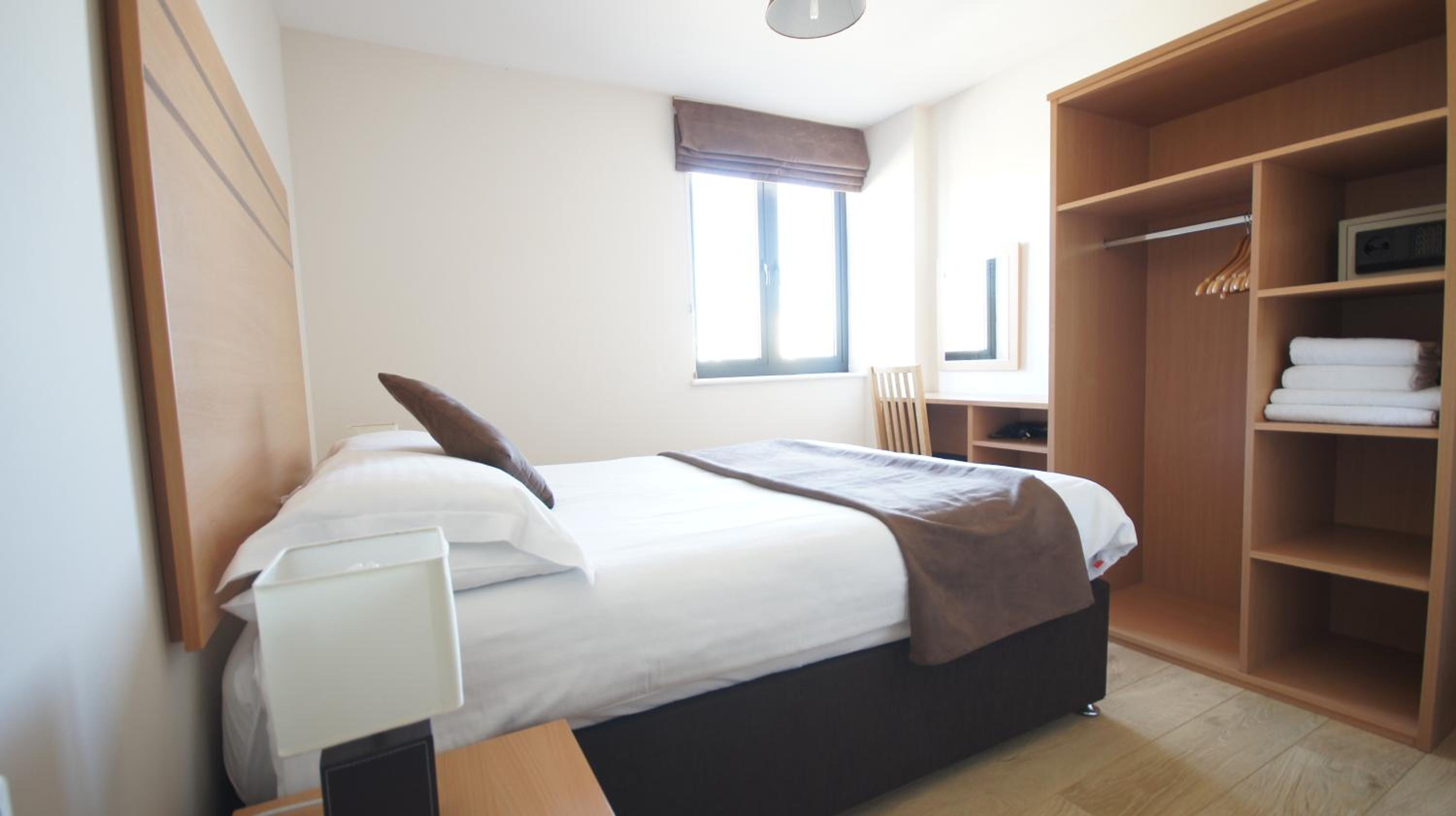 Фото Crompton Court