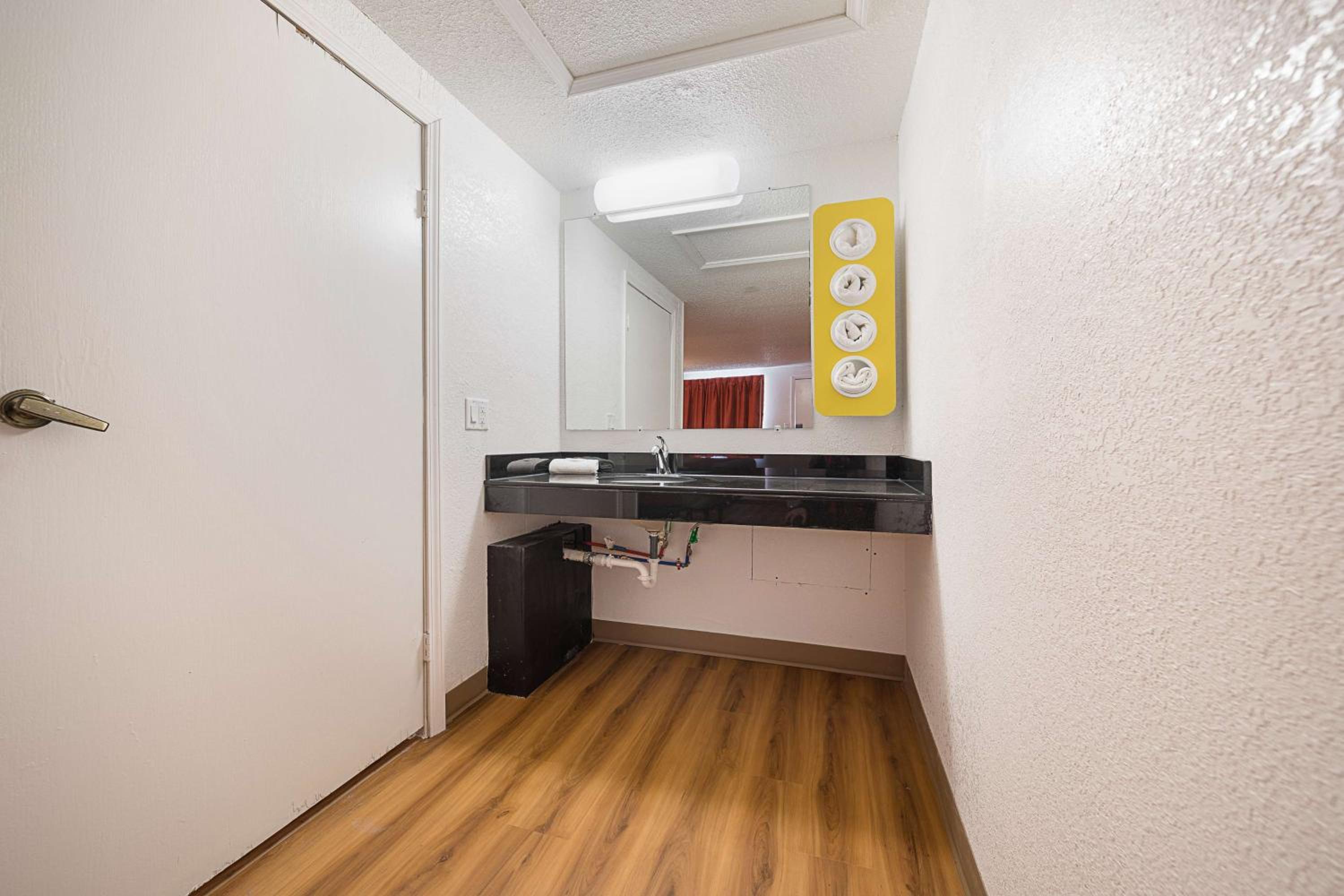 Фото Motel 6 Hamburg, Ny