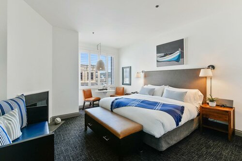 Гостиница Waters Edge Hotel