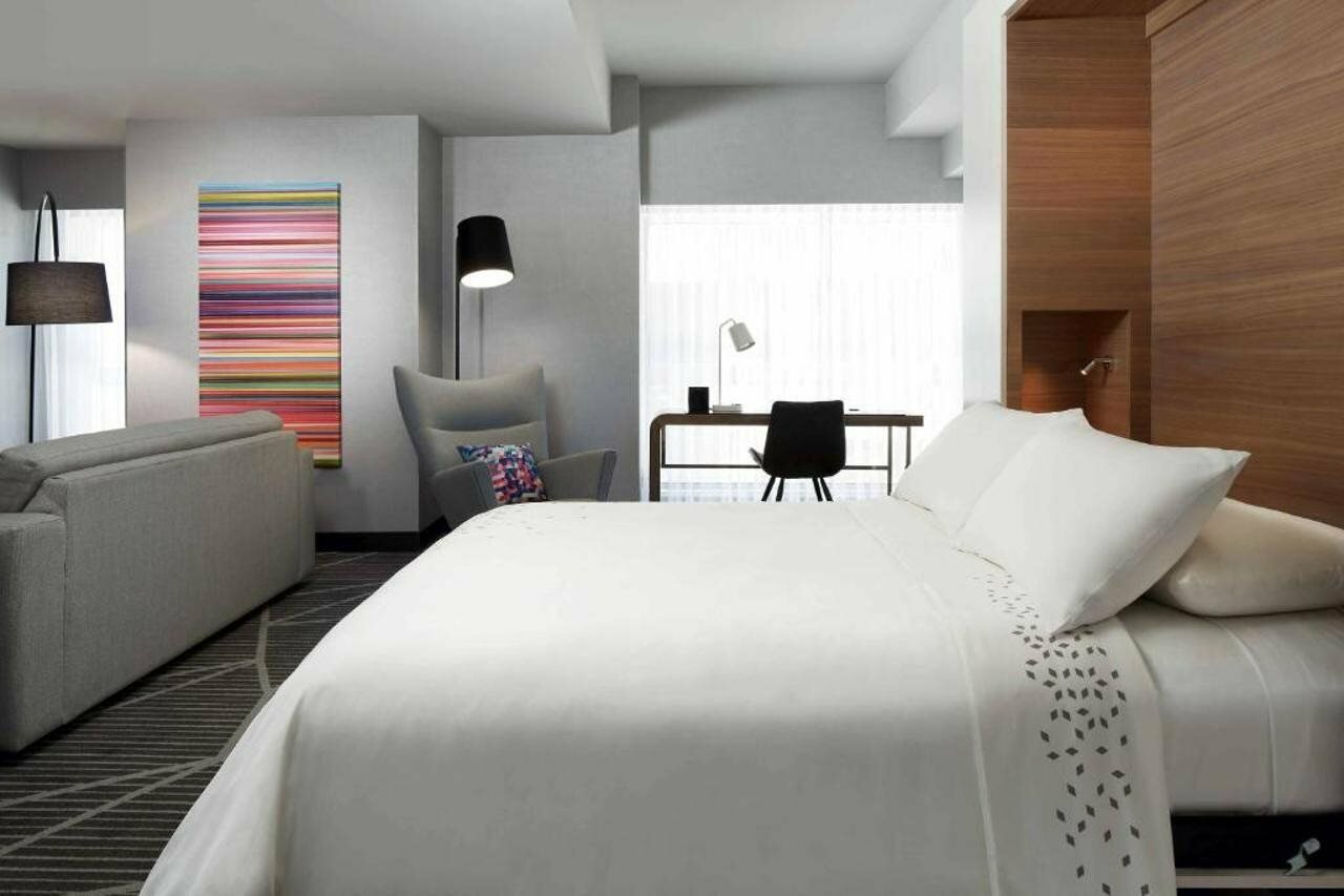 Фото Renaissance Montreal Downtown Hotel