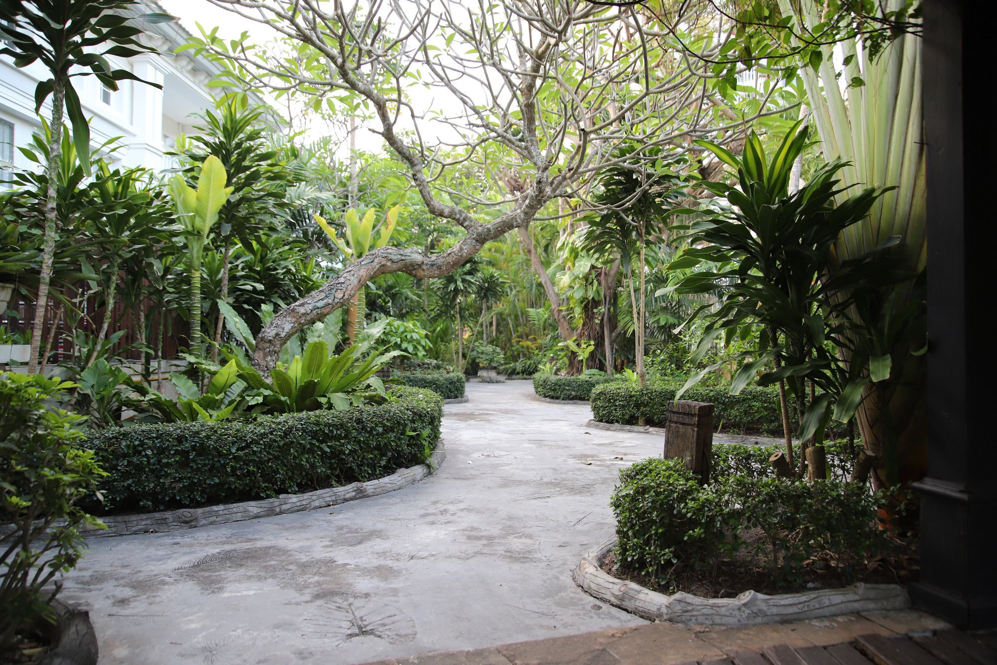 Фото Baan Dhewaran Beachfront Villa