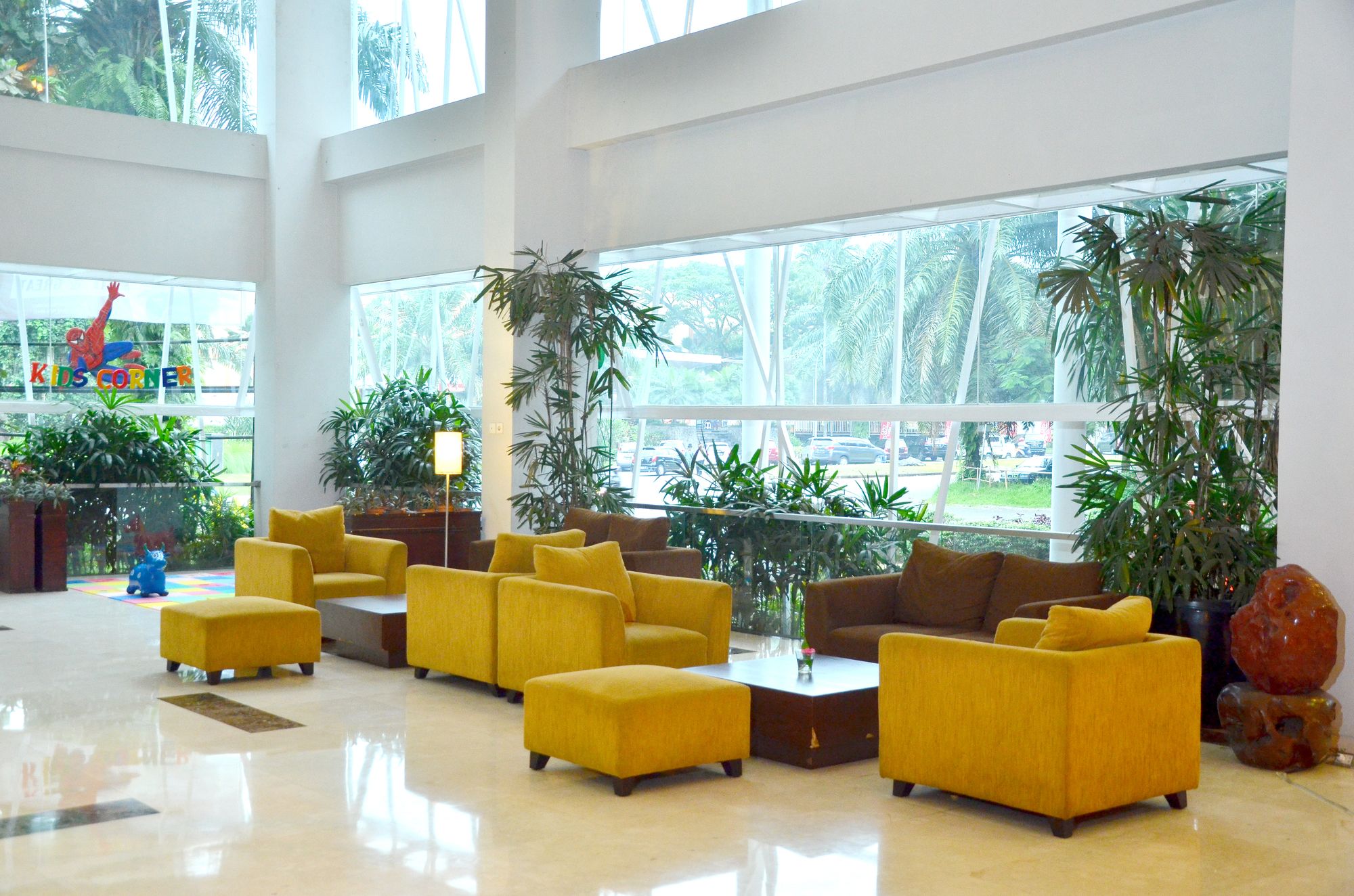 Фото Grand Cakra Hotel