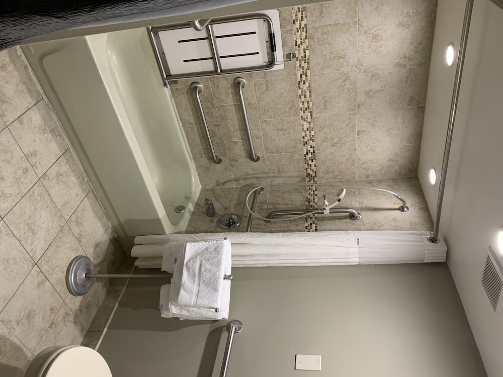 Фото Ramada by Wyndham Rockville Centre