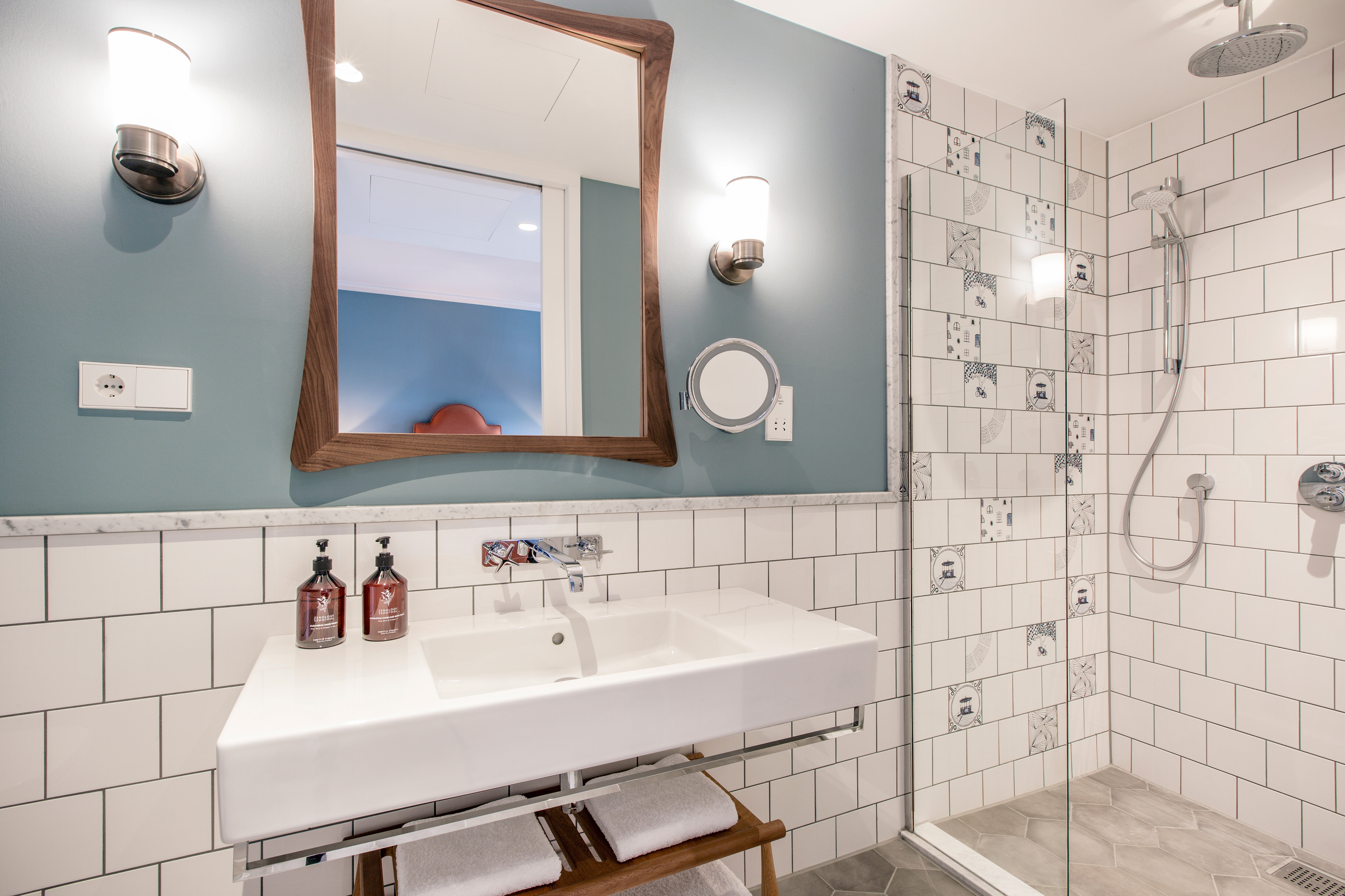 Фото The July - Twenty Eight