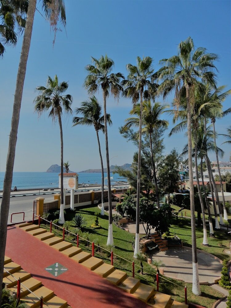 Фото Hotel Las Jacarandas