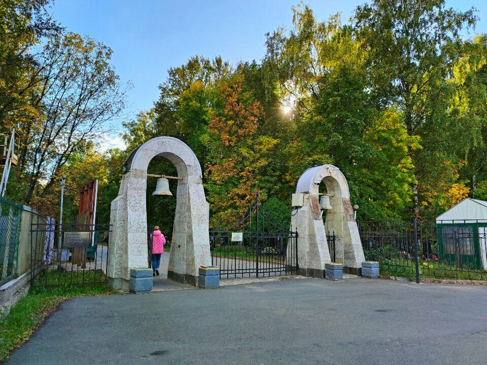 Cementerio Серафимовское кладбище, Ильмовая аллея, , foto