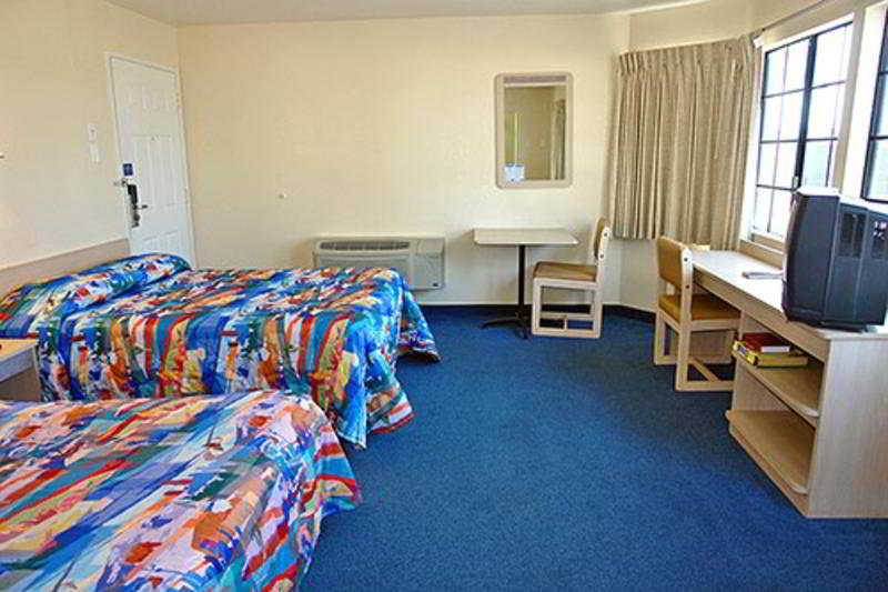 Фото Motel 6 Buena Park, Ca - Knotts Berry Farm - Disneyland