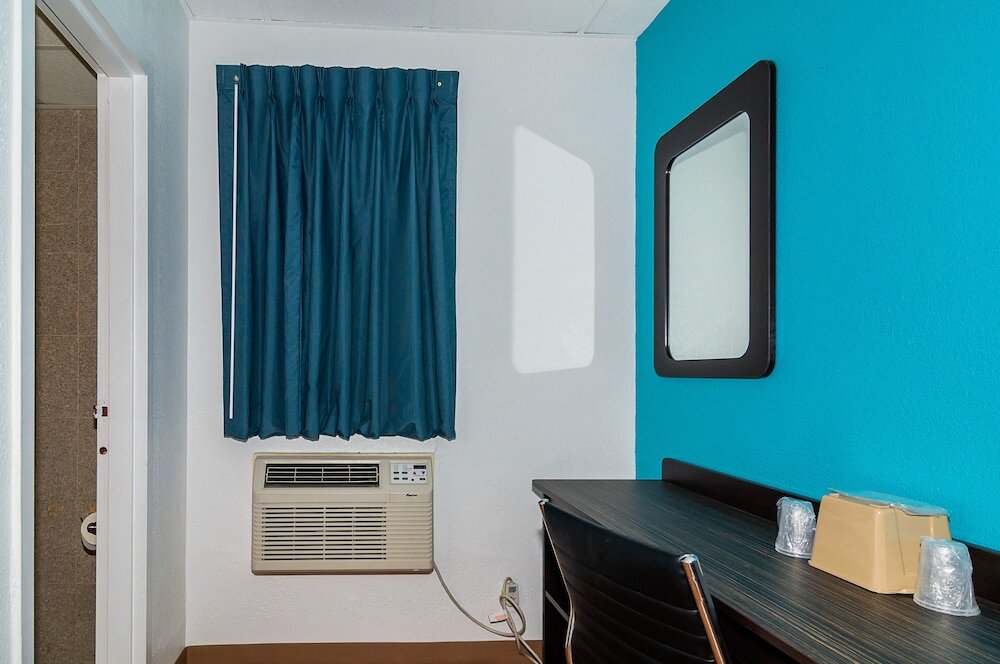 Фото Motel 6 Elmsford, Ny - White Plains