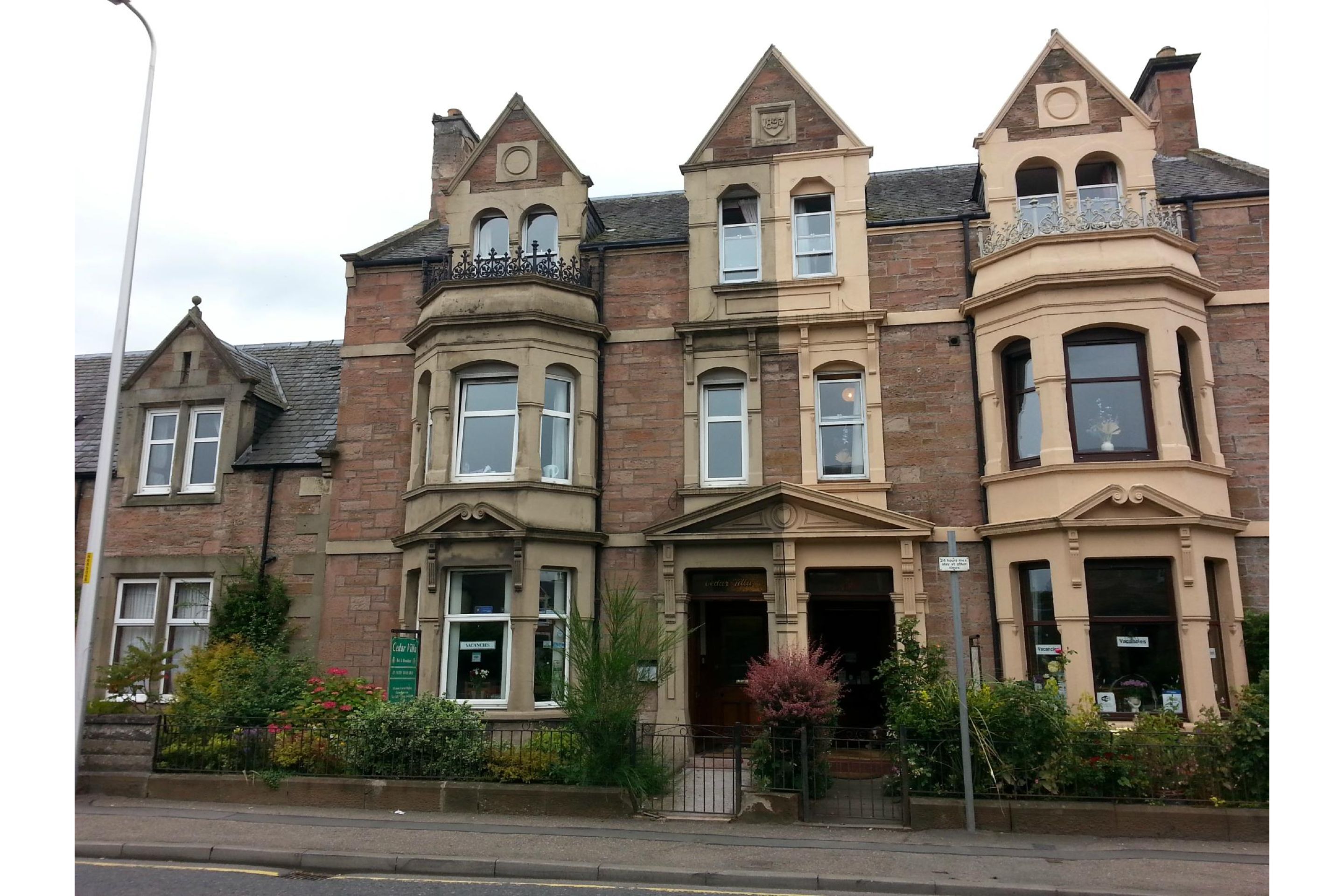 Фото Oyo Cedar Villa Guest House