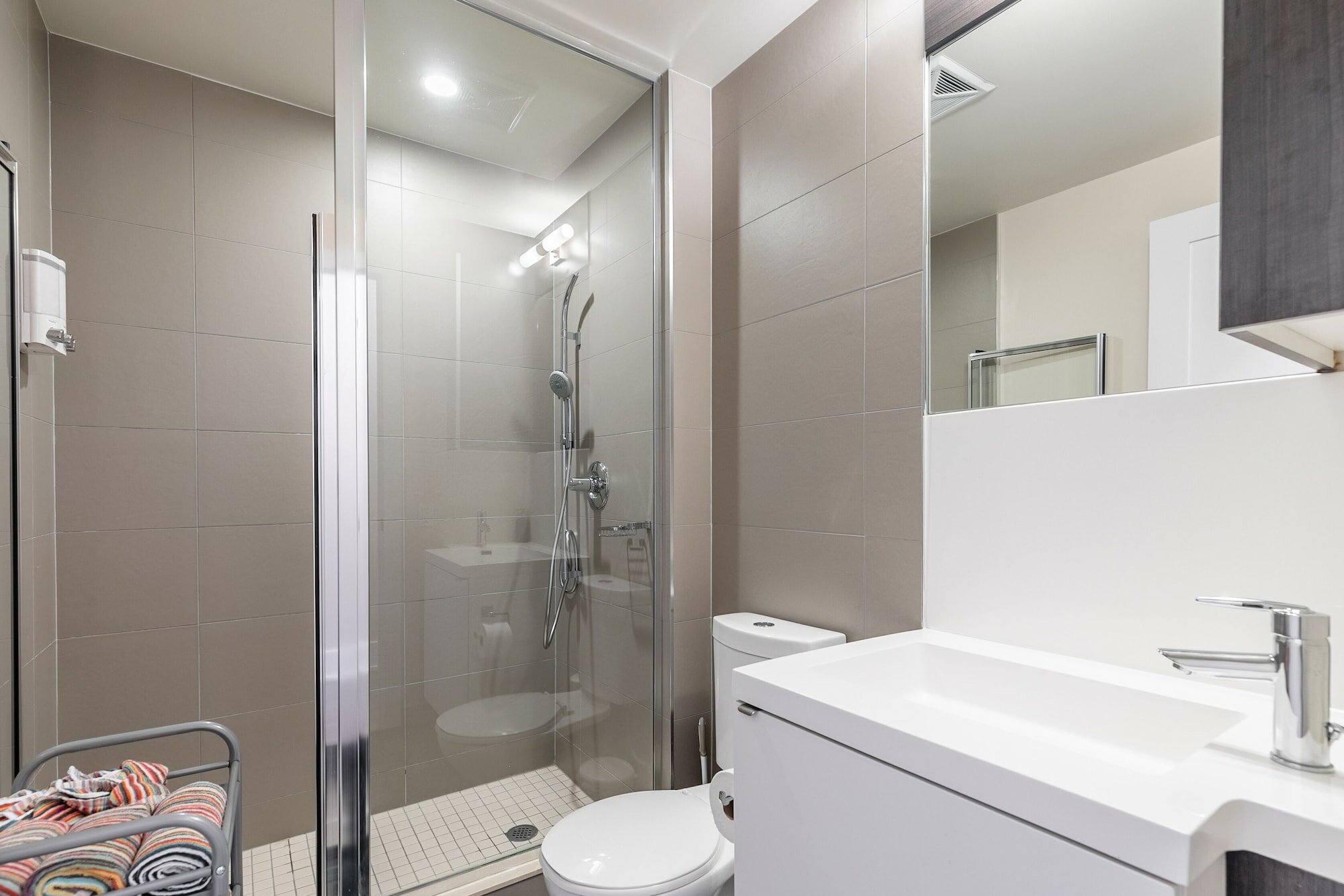 Фото Simply Comfort. Modern Downtown Apartment