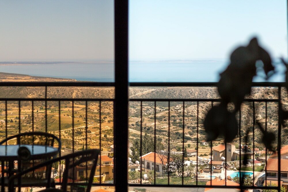 Фото Hill View Restaurant & Apartments