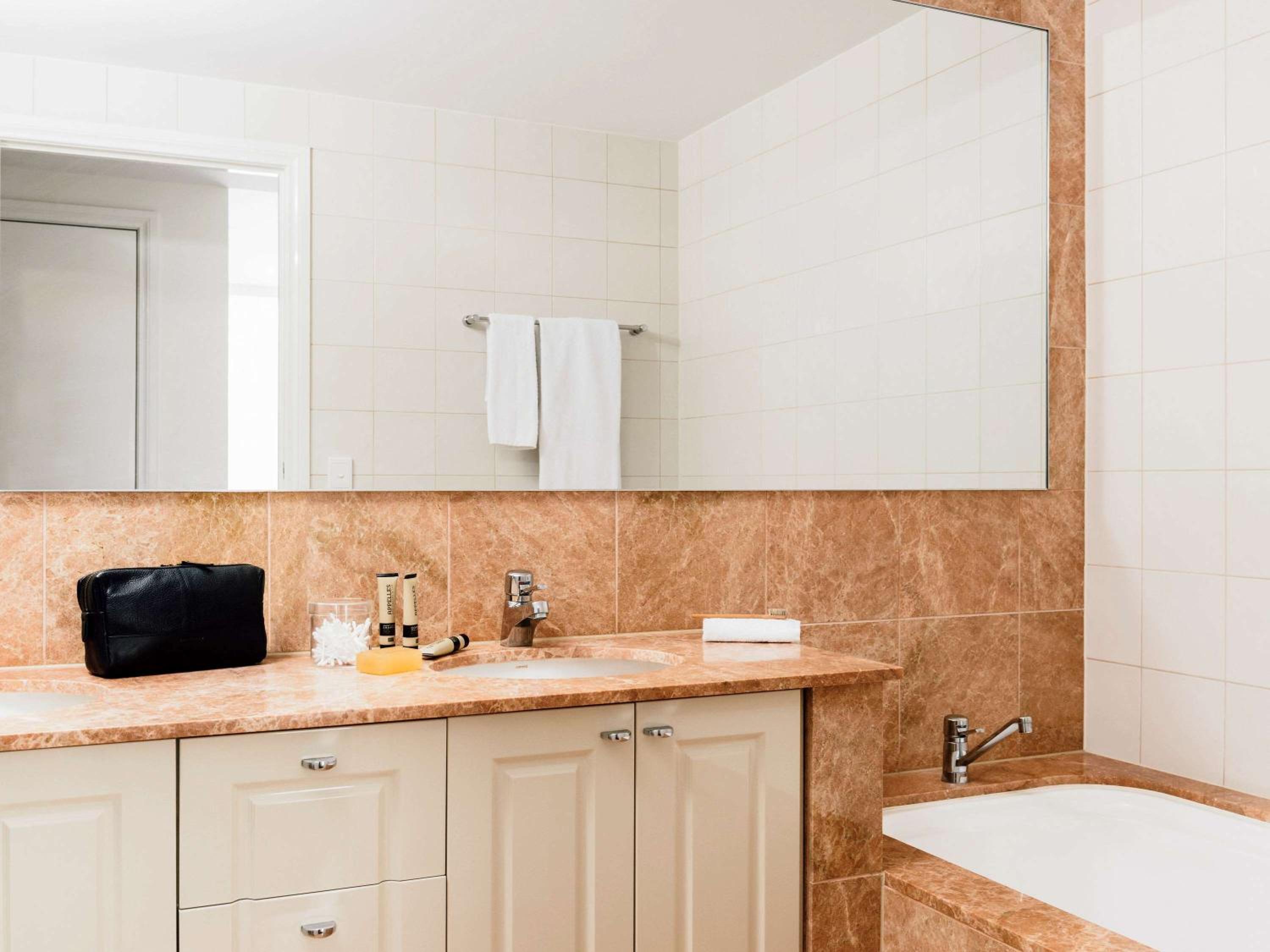 Фото Quay West Suites Melbourne