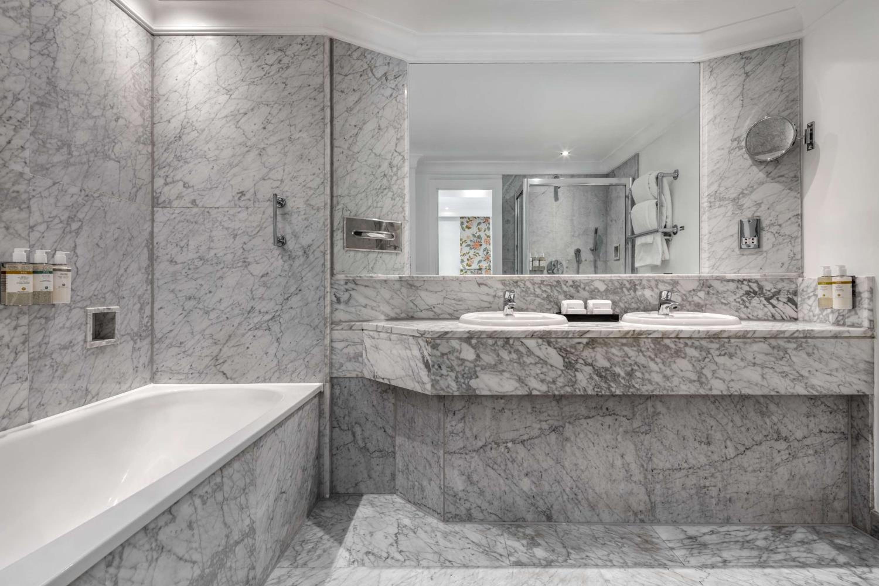 Фото Radisson Blu Edwardian Grafton Hotel, London