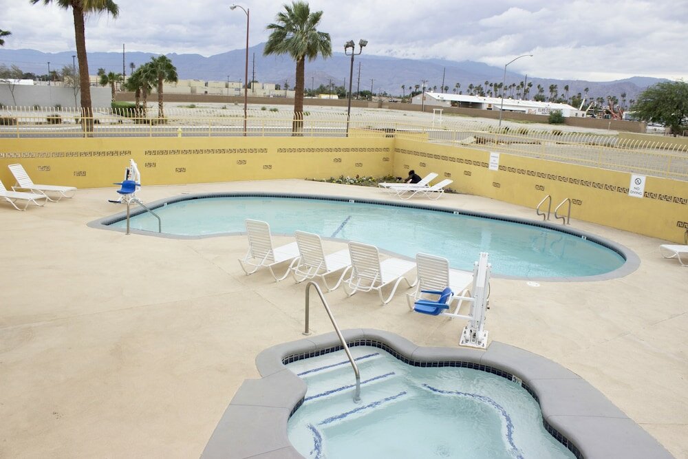 Фото Days Inn by Wyndham Indio