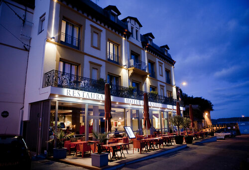 Гостиница Hotel De La Vallee в Динаре