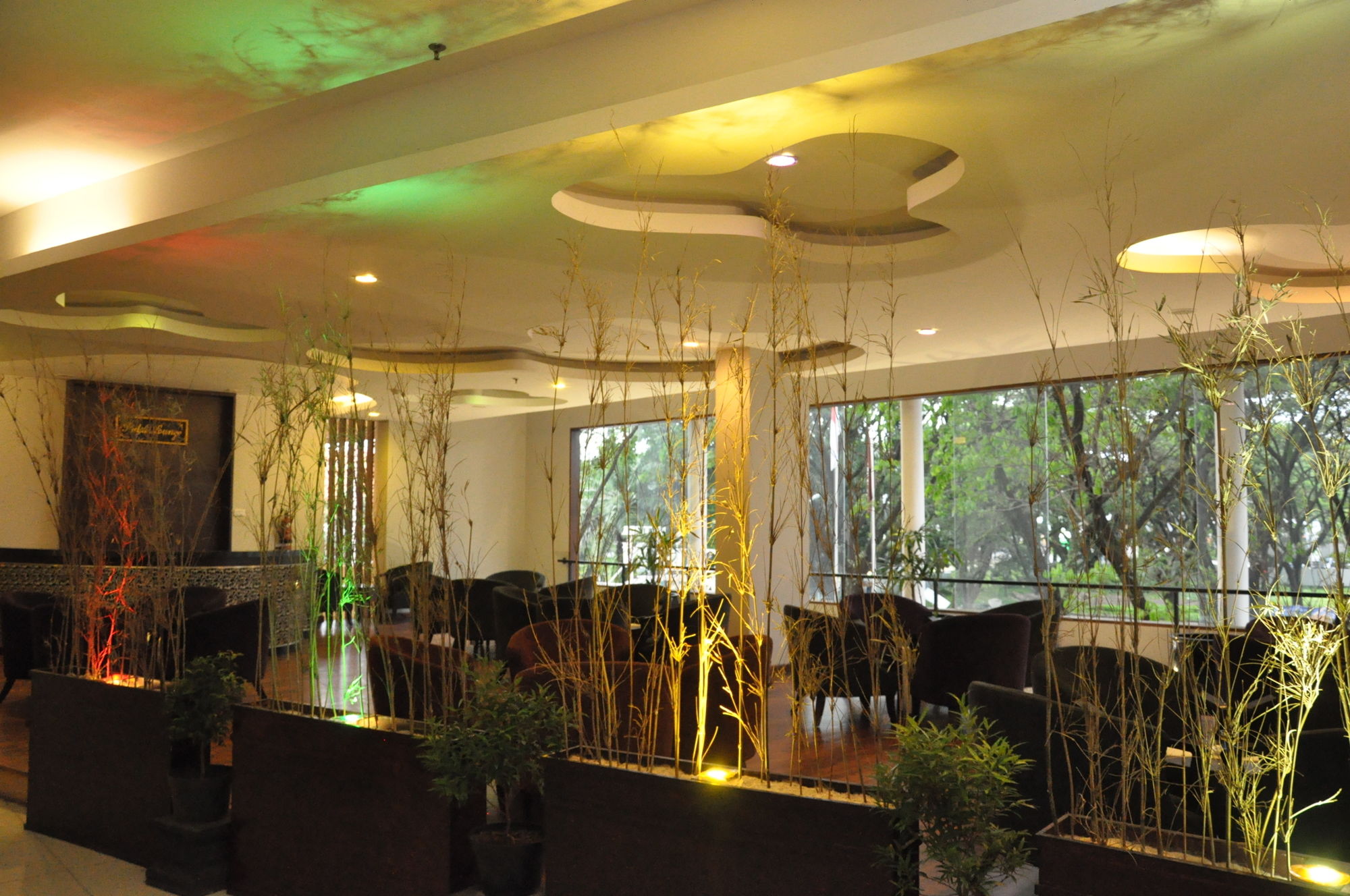 Фото Grand Cakra Hotel