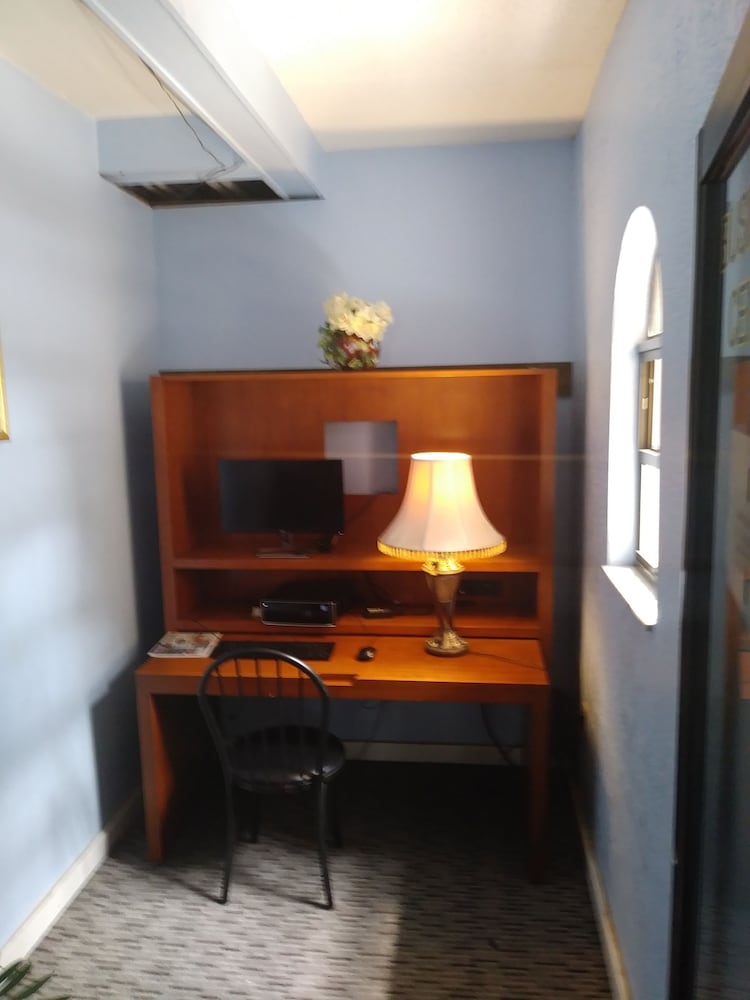 Фото La Casa Inn & Suites