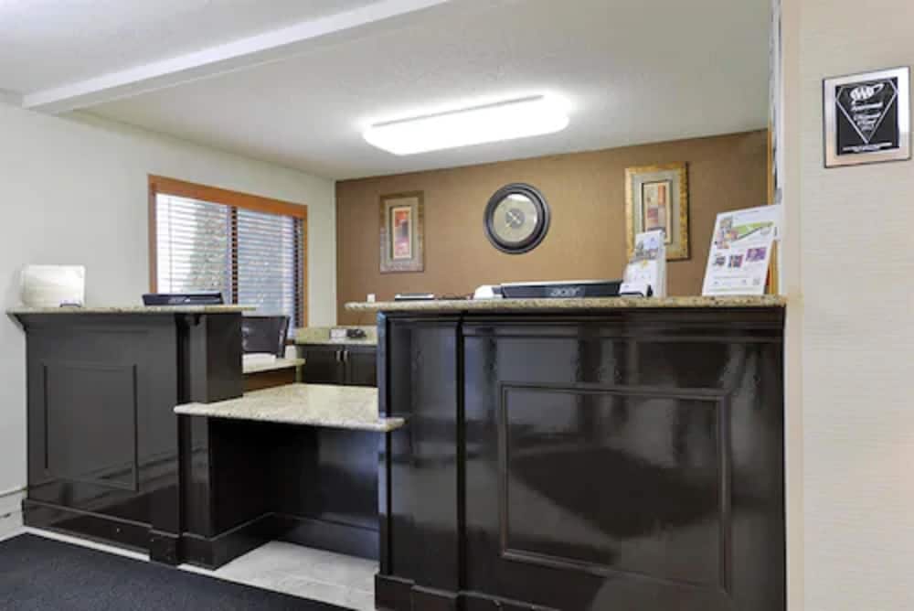 Фото Americas Best Value Inn & Suites Bismarck