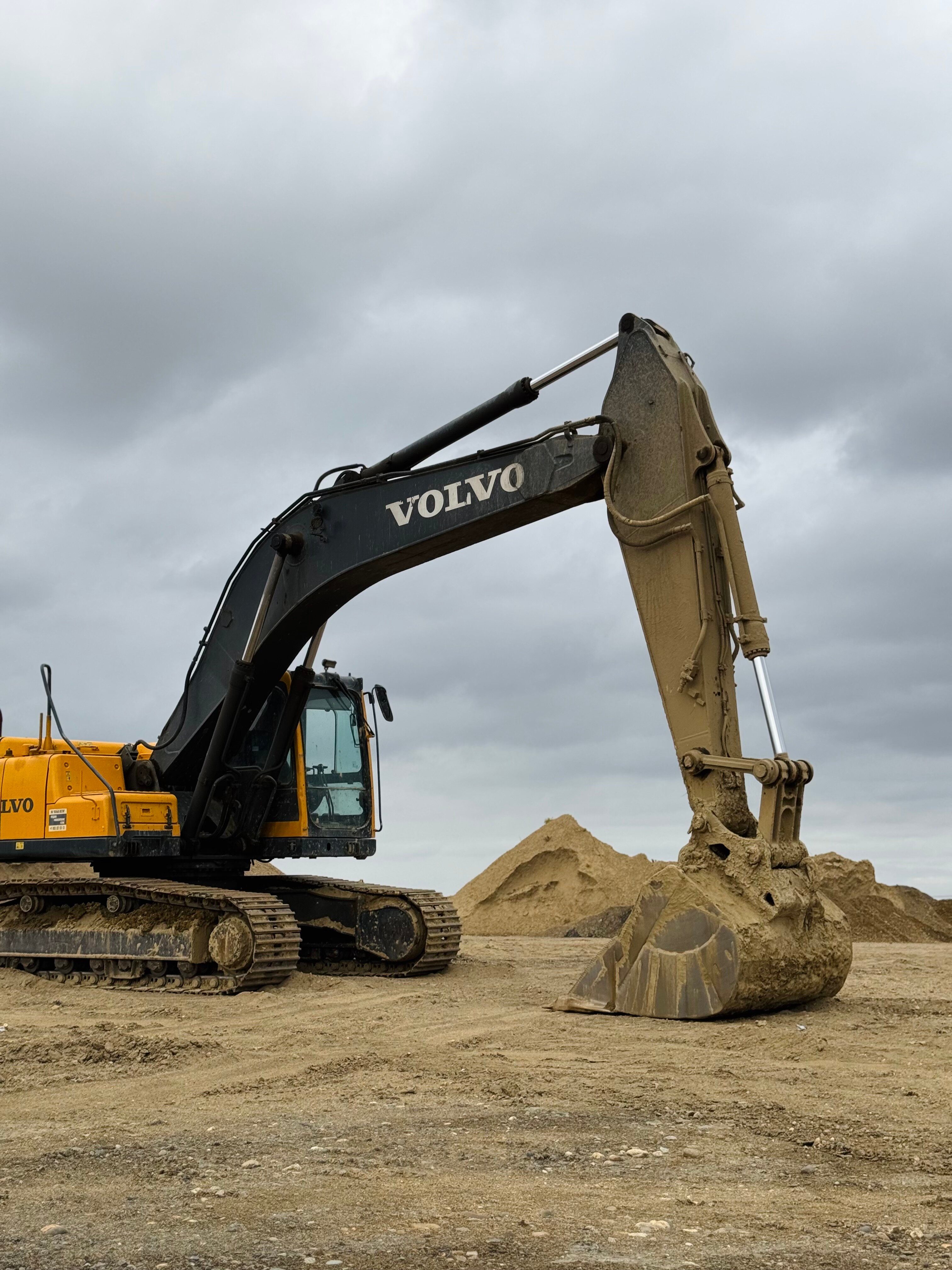 Құрылыс алаңында студентті транзакциялаған топ ерлердің порносын қараңыз