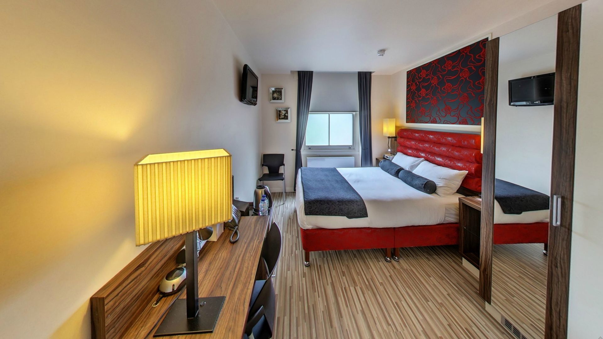 Фото Simply Rooms & Suites