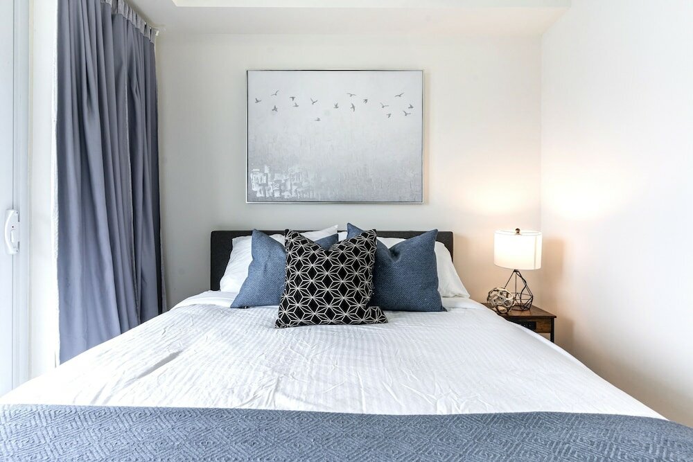 Фото Simply Comfort. Modern Downtown Apartment