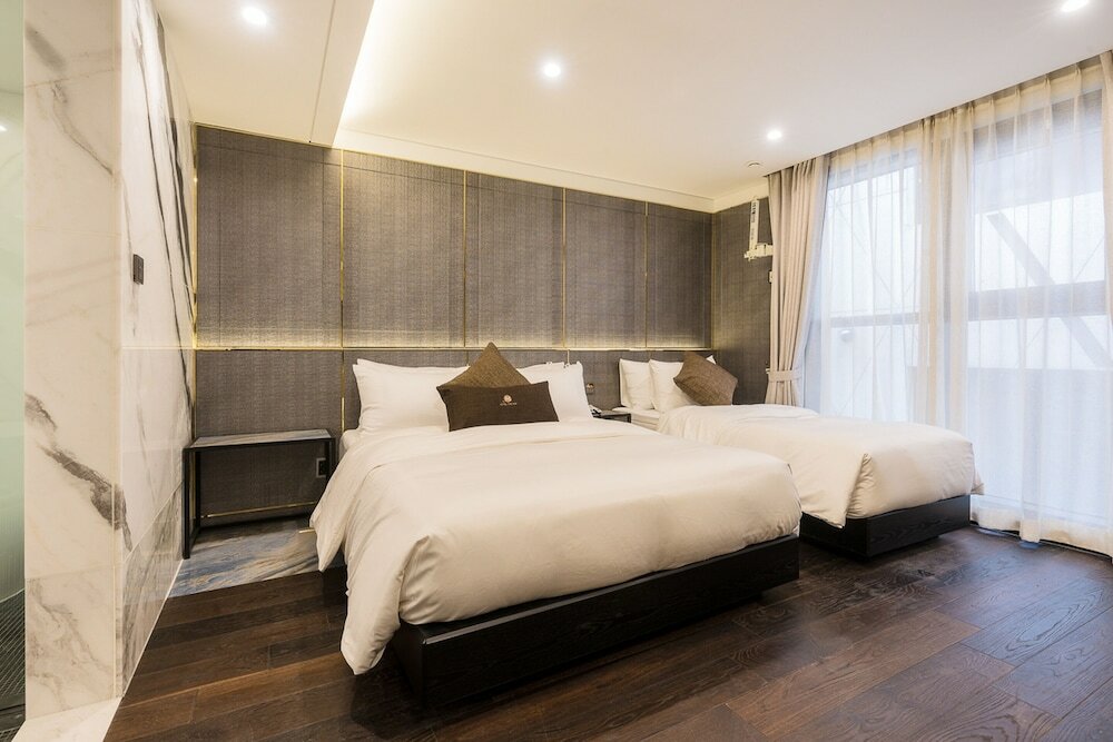 Фото The May Hotel