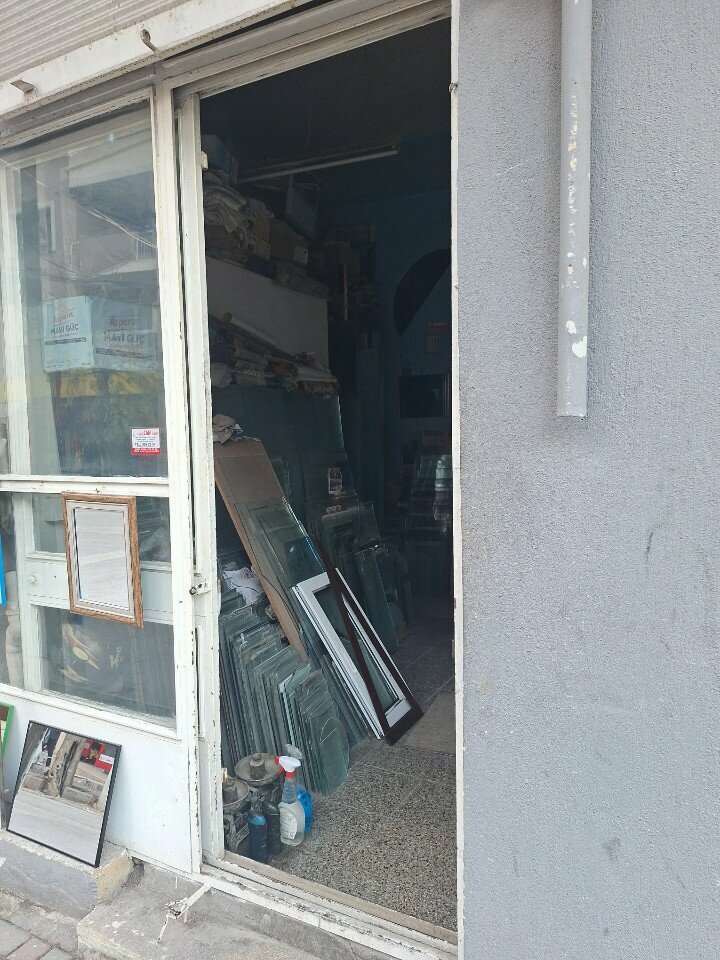 Glass workshop Gumuscam Trade, Izmir, photo