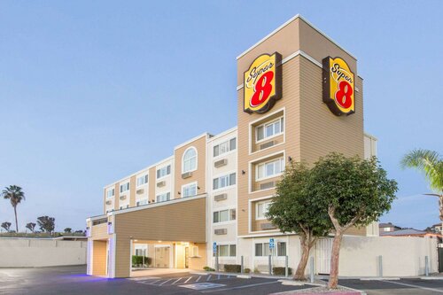Гостиница Super 8 by Wyndham National City Chula Vista в Нейшнел Сити
