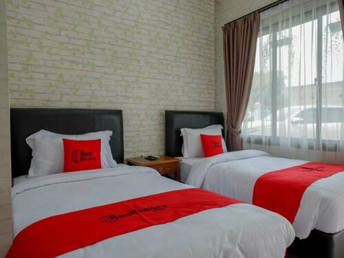 Гостиница RedDoorz @ Jalan Majapahit Semarang в Семаранге