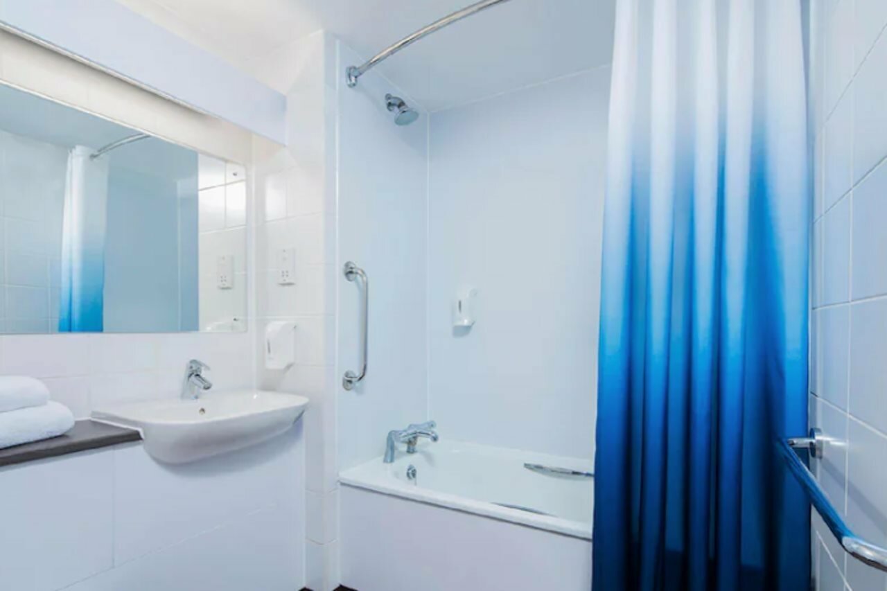 Фото Travelodge London Central City Road Hotel