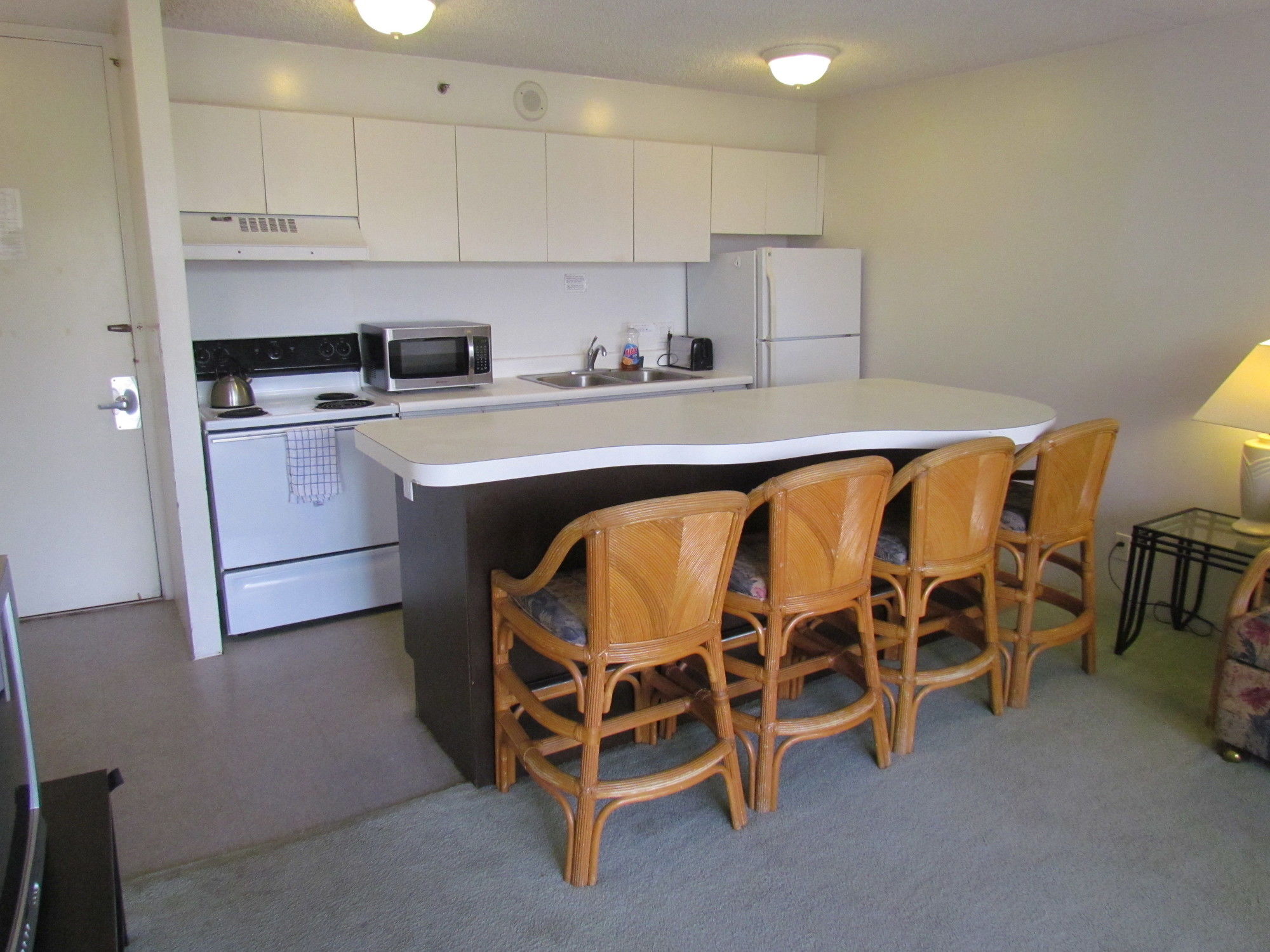 Фото Waikiki Banyan Walk to the Beach