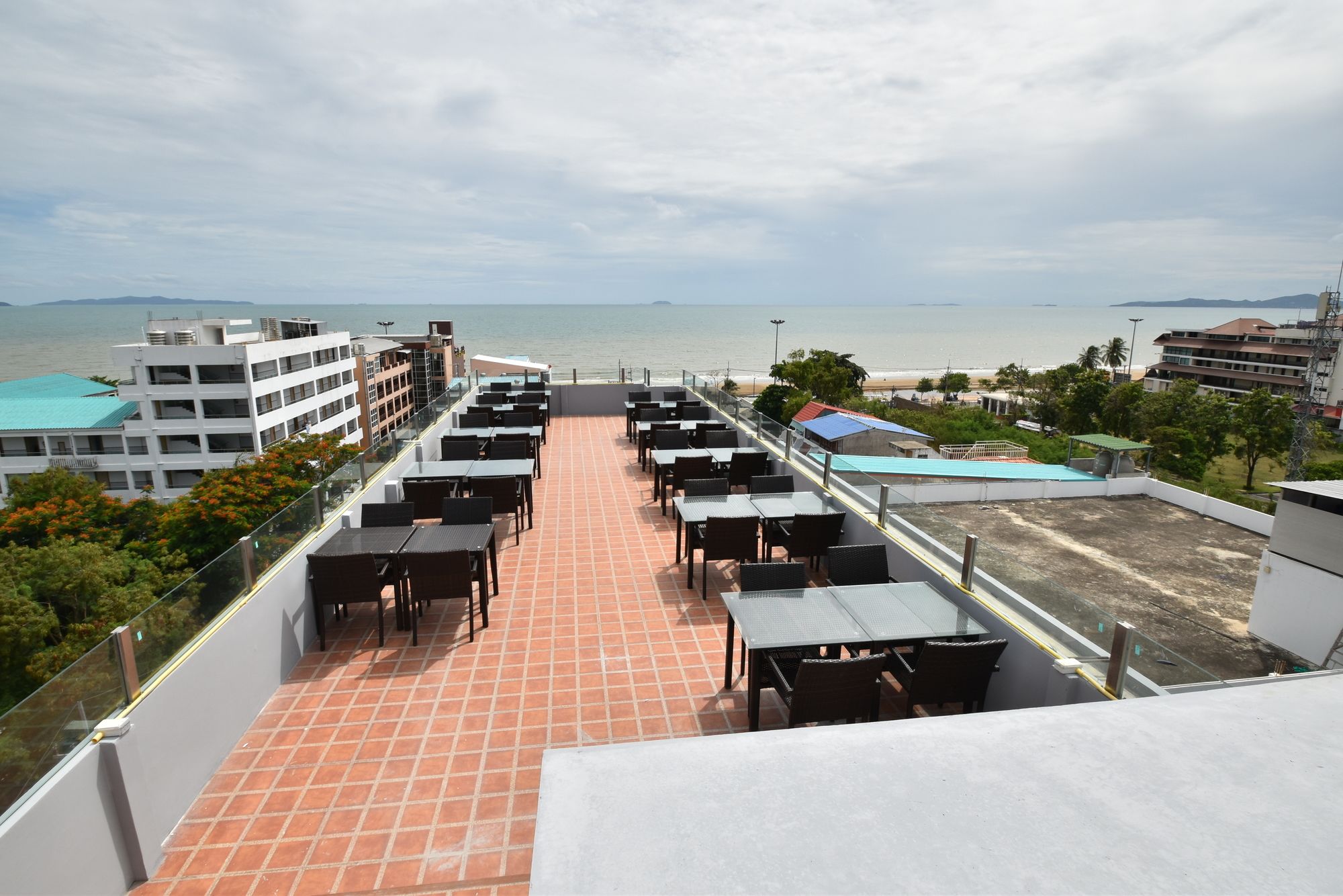 Фото Golden Jomtien Beach Hotel