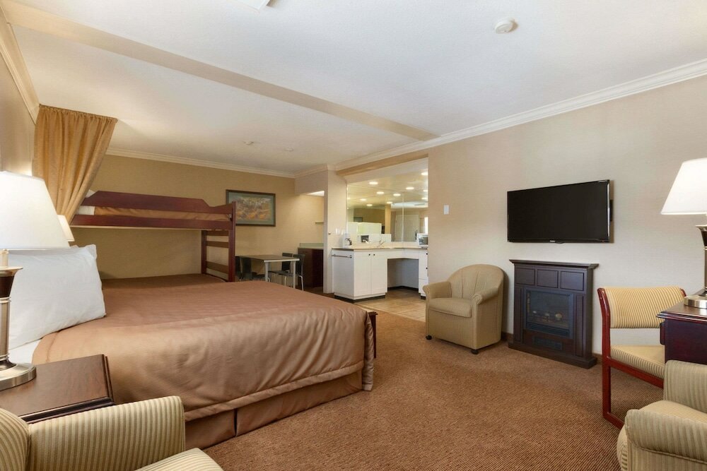 Фото Travelodge by Wyndham Langley City