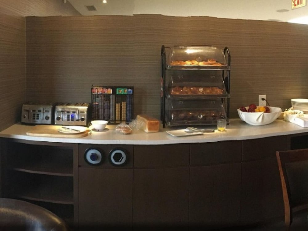 Фото Ramada by Wyndham Ottawa On The Rideau