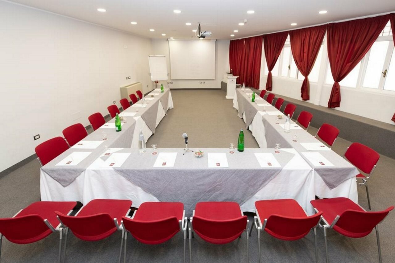 Фото Hotel Portamaggiore