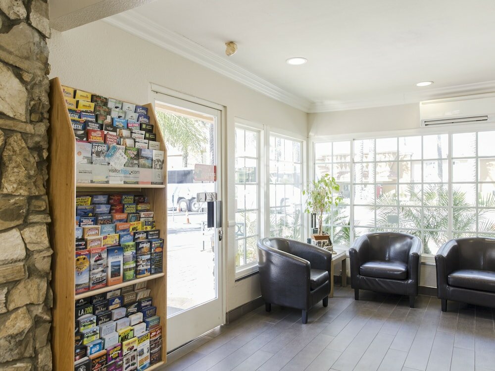 Фото Anaheim Islander Inn and Suites