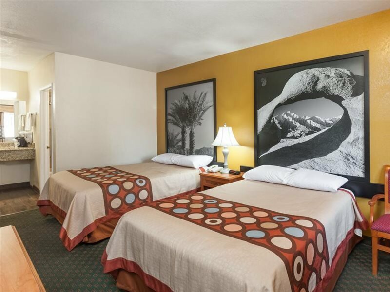 Фото Super 8 by Wyndham Bakersfield South Ca