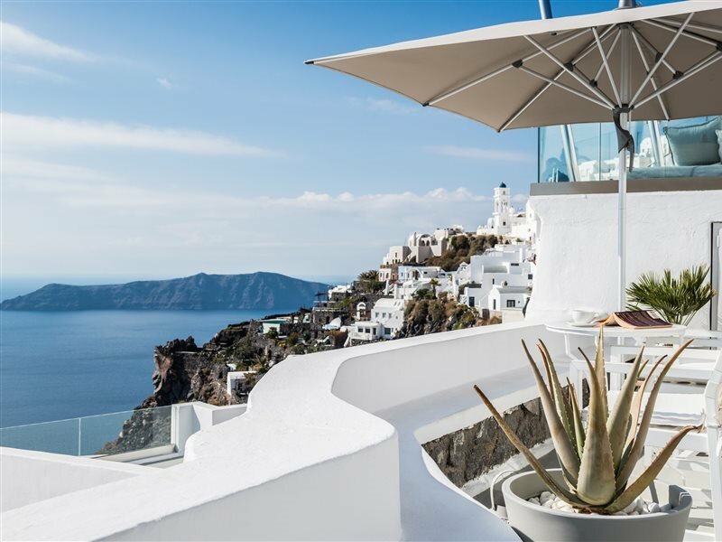 Фото On The Rocks Hotel