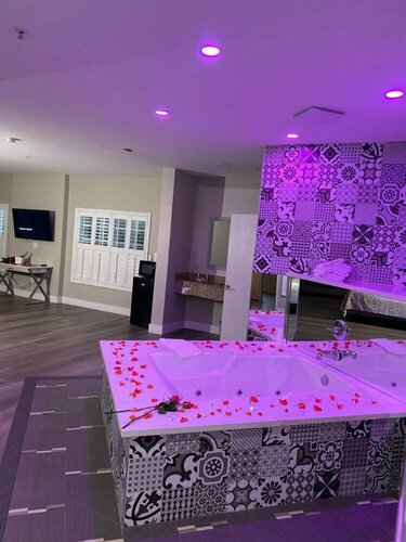 Гостиница Mid City Inn and Suites в Дауни