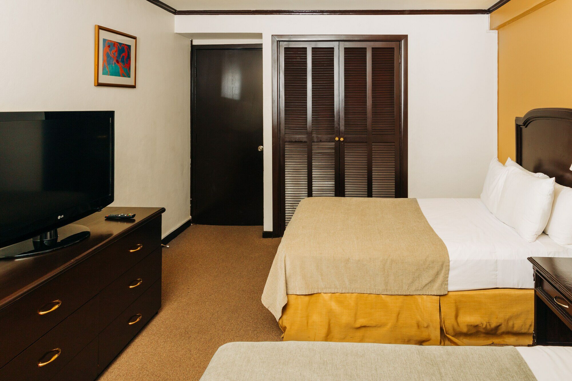 Фото Plaza Hotel and Suites