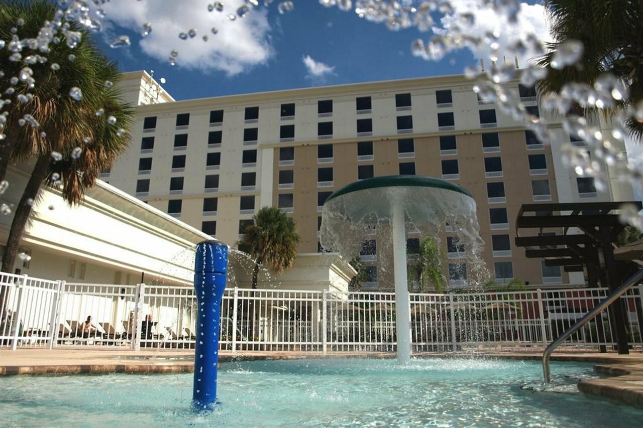 Фото Holiday Inn & Suites Across From Universal Orlando