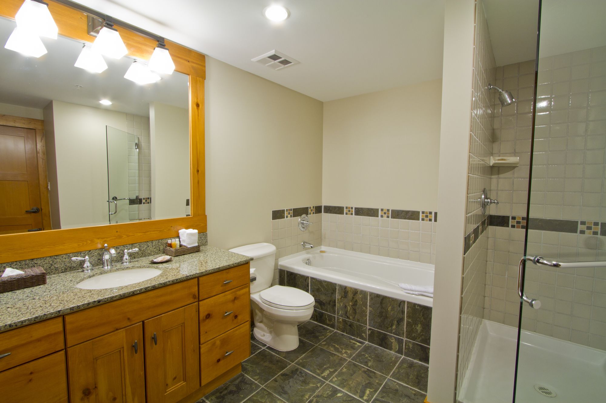 Фото First Tracks Lodge