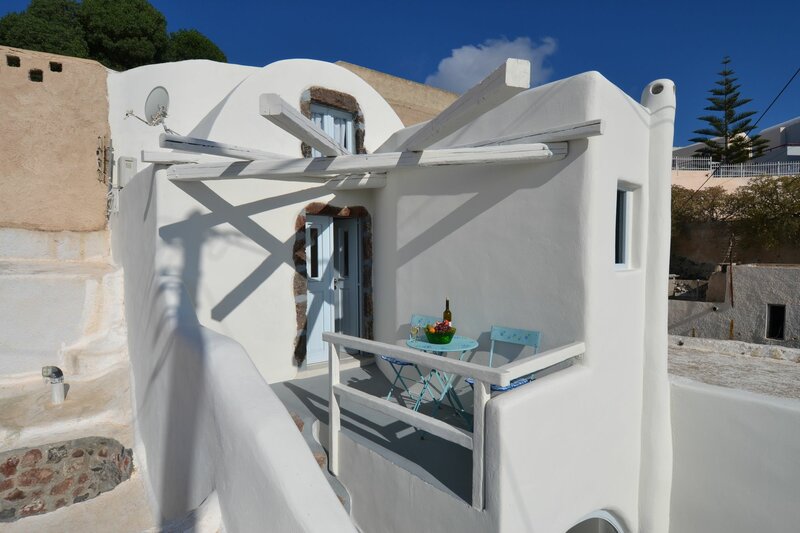 Апартаменты Christina's Cave House
