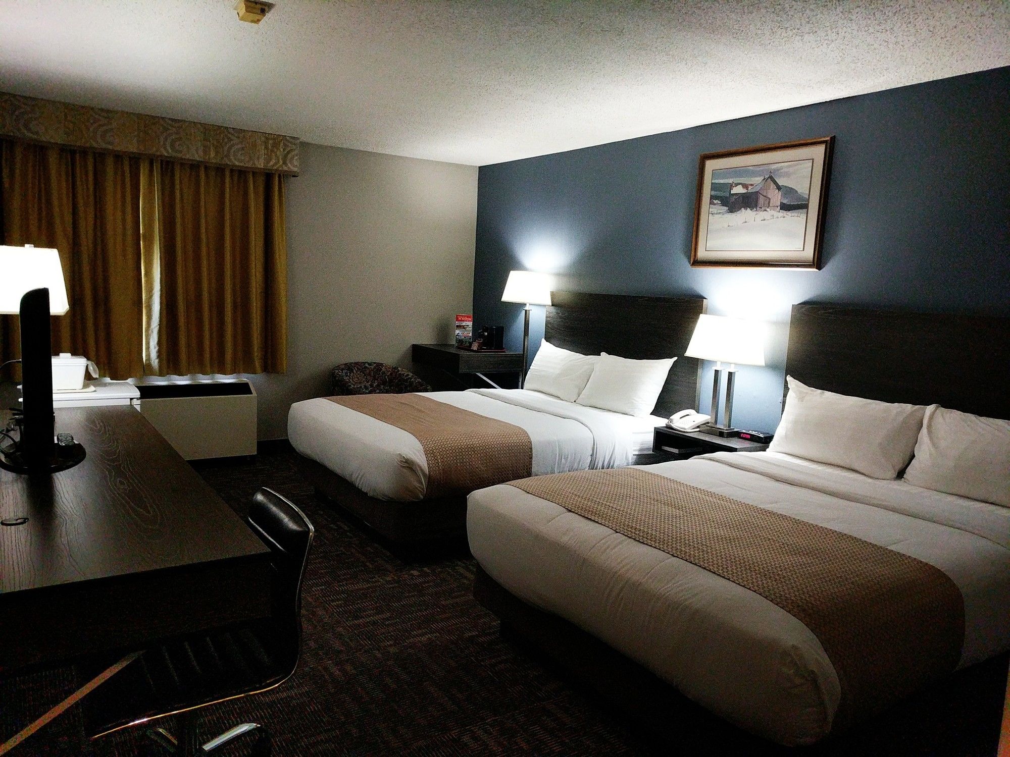 Фото The Crestwood Hotel