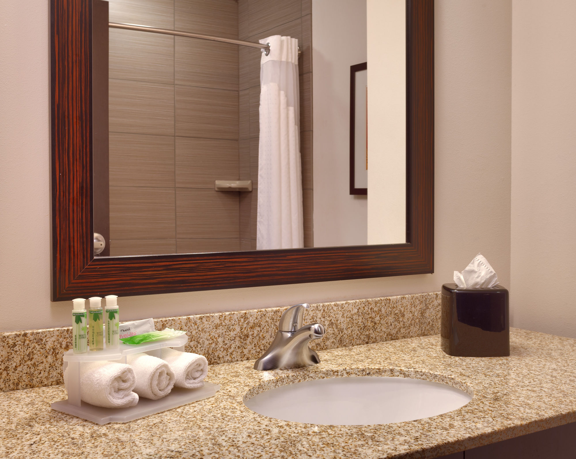 Фото Holiday Inn Express and Suites Overland Park, an Ihg Hotel