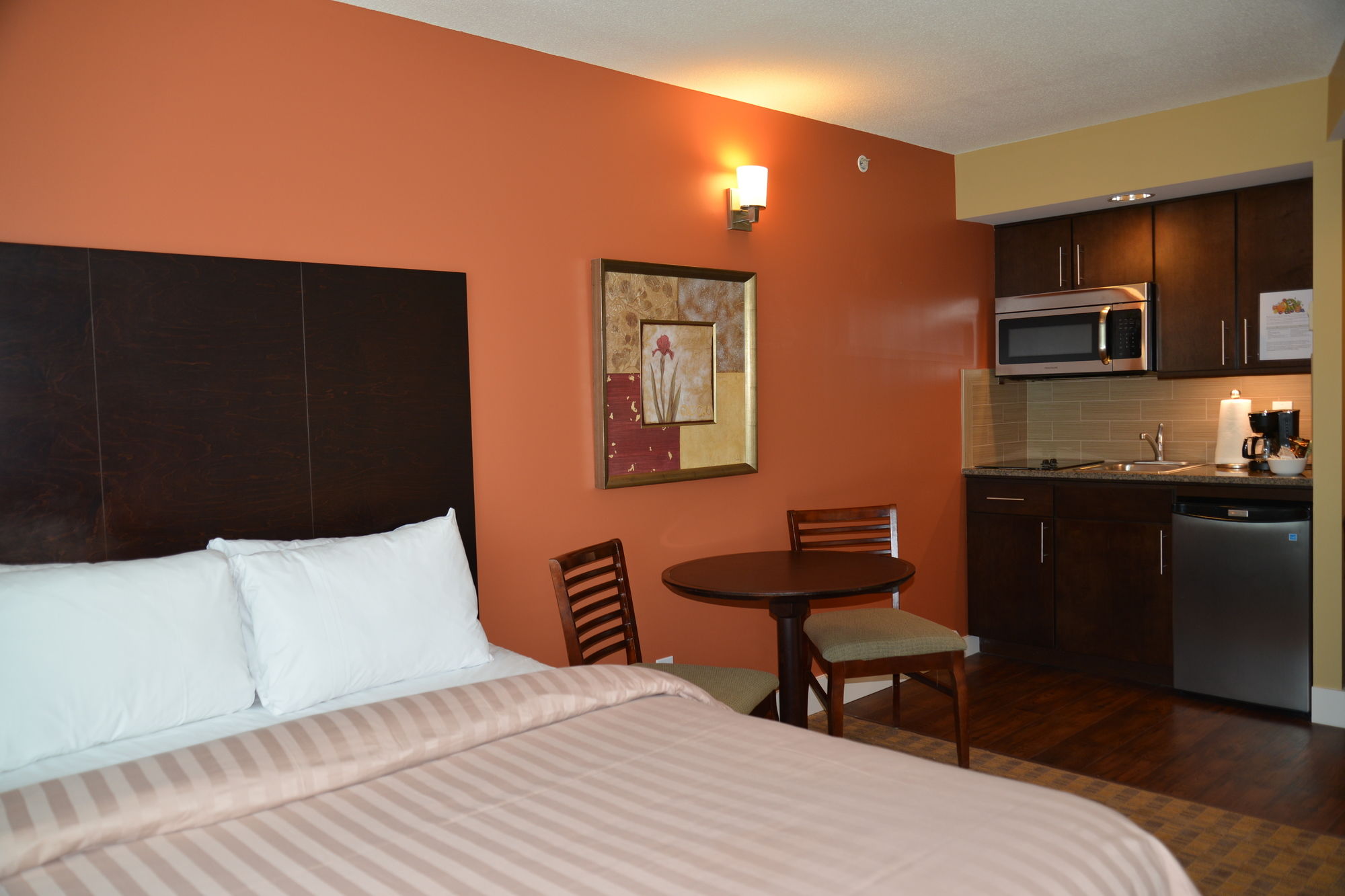 Фото Rosedale on Robson Suite Hotel